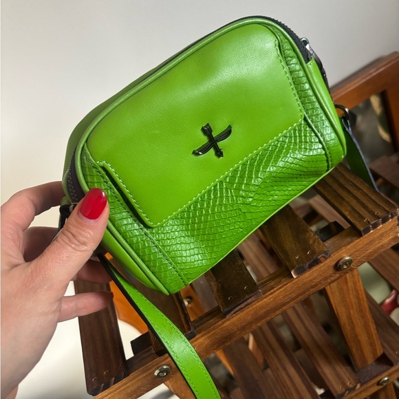 Pour La Victoire Acid Green Embossed Leather crossbody - Picture 1 of 10